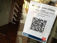 Codi QR a la porta de la Biblioteca i Centre d'Estudis