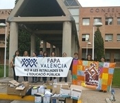 L'AMPA de l'escola Ausiàs March reclama a les portes de la Conselleria