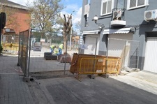 Pas de vianants a la porta de l'Escola Ausiàs March