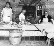 El forn de la Plaça, amb els forners Antonio Company, Fco. Company i Concepcion Ros, en els anys 60