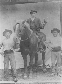 Francesc Valero Baviera amb dos jornalers, en 1919