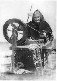 Francisca  Pellicer Bermell, treballant amb una filosa, en 1910