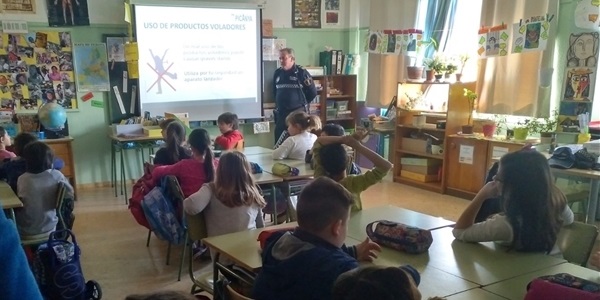 La policia local forma als escolars sobre l'ús responsable de la pirotècnia