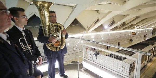 La Unió Musical de Picanya ofereix un concert molt especial a l'estació de metro d'Alameda