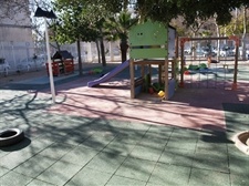 Instal·lació de sol de goma a la zona de jocs infantils del CP Baladre