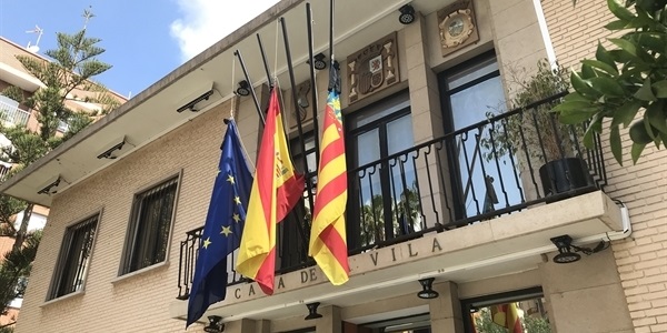 Banderes a mitja asta pel dol oficial