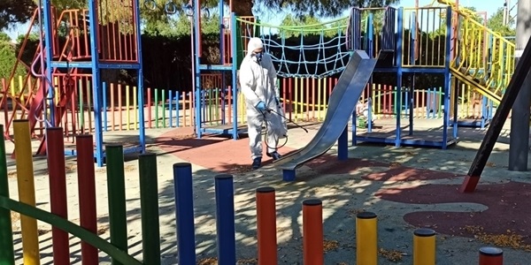 Desinfecció de jocs infantils i altres zones comuns abans de la reobertura