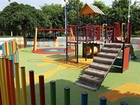 Instal·lació de paviment de seguretat sota els Jocs Infantils dels parcs municipals 2