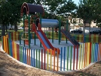 Instal·lació de paviment de seguretat sota els Jocs Infantils dels parcs municipals 9