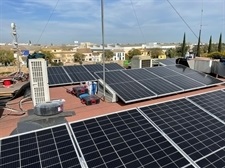 Instal·lació de plaques solars per a la producció d'energia elèctrica