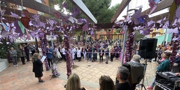 Milers de papallones violeta contra la violència de gènere