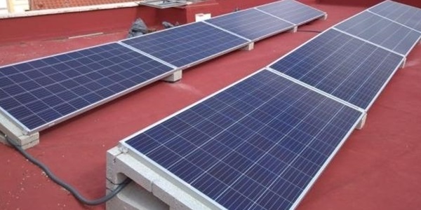 placas-solares-instaladas-en-un-edificio