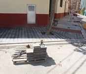 Estos días continúa la mejora de aceras en la calle Vistabella