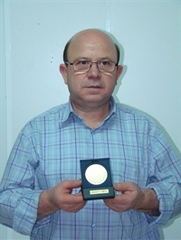 Manuel Giménez amb la medalla de campió del Món (foto: Club Valencià Cant Timbrat)