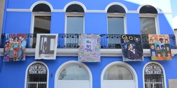 "Art al carrer" plena els balcons de Picanya de color i reivindicació feminista